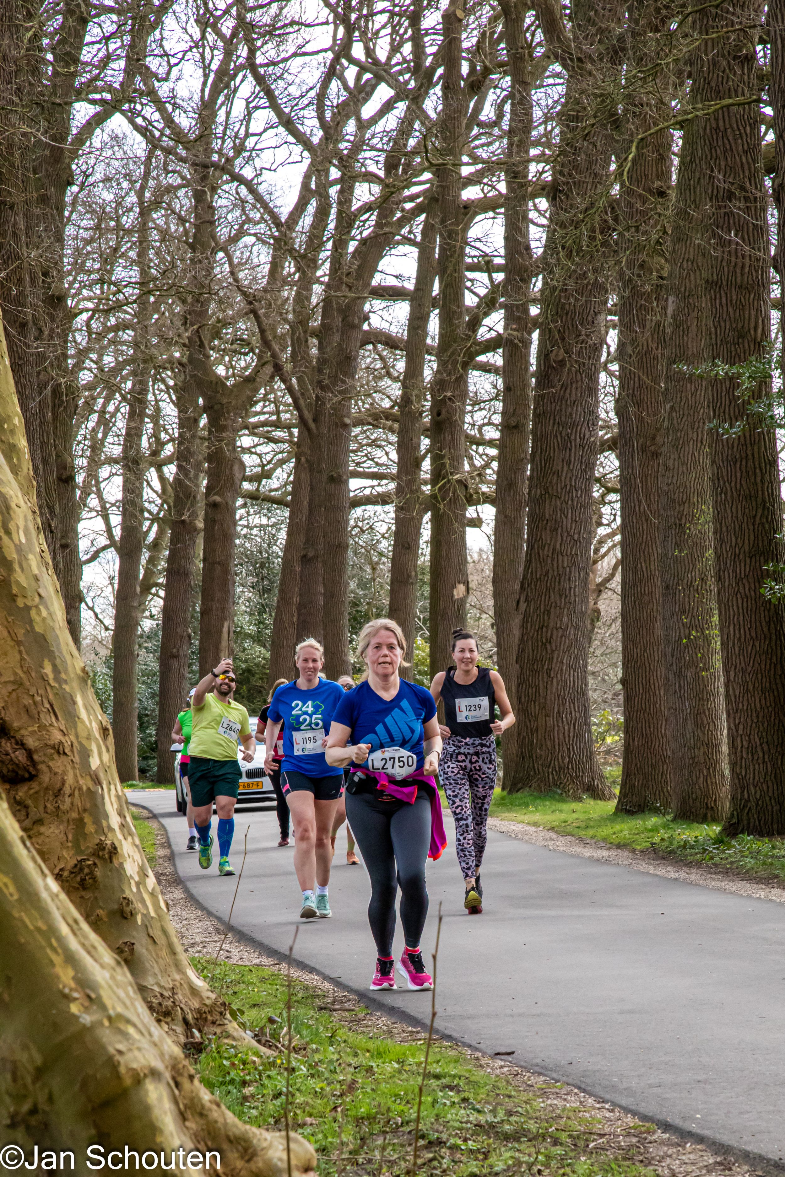 Fotograaf Jan Schouten - Lopers VoorschotenLoop 2025 in de buuurt van kasteel Duivenvoord
